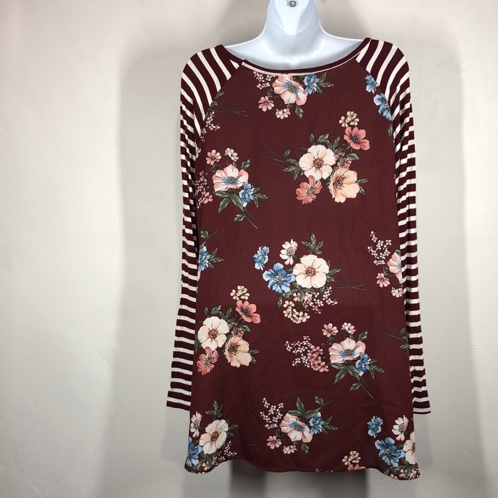Betsey’s Boutique Shop red floral top size large - Picture 5 of 9